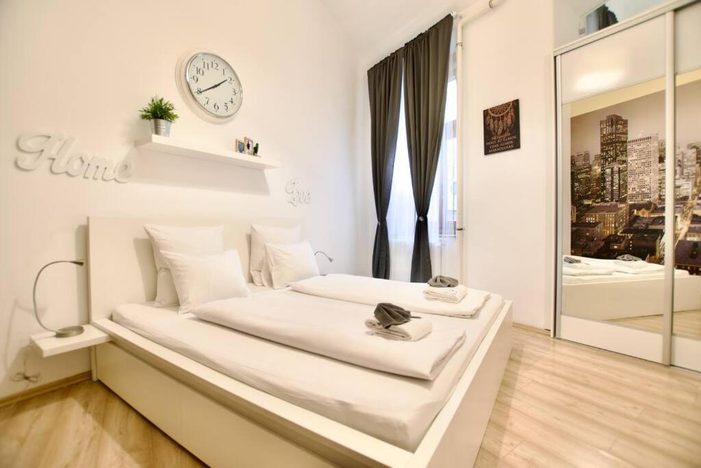 Standard Apartment By Hi5- Podmaniczky Street บูดาเปสต์ ภายนอก รูปภาพ